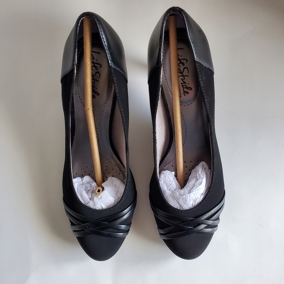 LifeStride Women's Pascal Dress Pump  Black, 7.5 - Picture 2 of 5